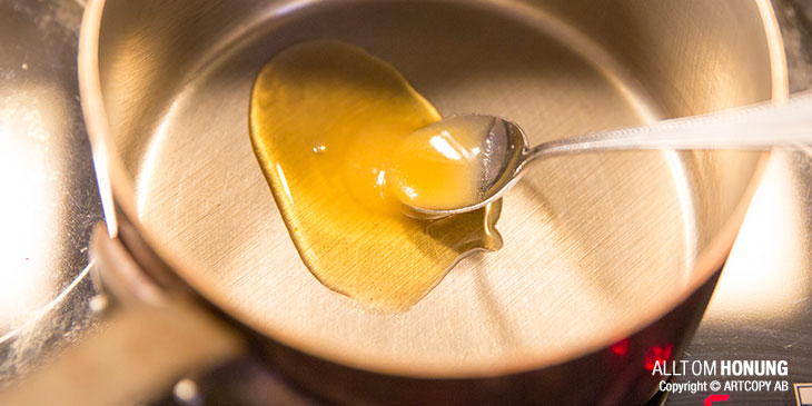Smält honung i kastrull